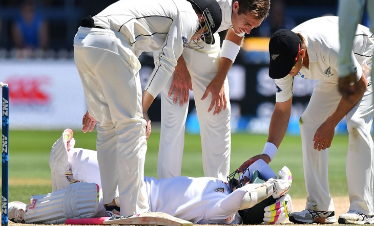 Bangladesh's Mushfiqur Rahim is checked by New Zealand's Tom Latham (L), Tim Southee (C) and Neil Wagner (R) after Rahim was hit in the head during day five of the first international Test cricket match between New Zealand and Bangladesh at the Basin Reserve in Wellington on January 16, 2017.  / AFP / Marty Melville        (Photo credit should read MARTY MELVILLE/AFP/Getty Images)