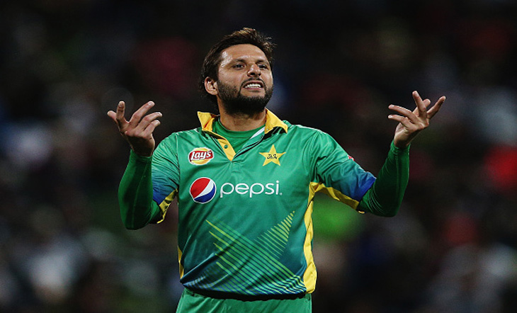 HAMILTON, NEW ZEALAND - JANUARY 17: Shahid Afridi of Pakistan gives instructions out during the International Twenty20 match between New Zealand and Pakistan at Seddon Park on January 17, 2016 in Hamilton, New Zealand. (Photo by Hannah Peters/Getty Images)