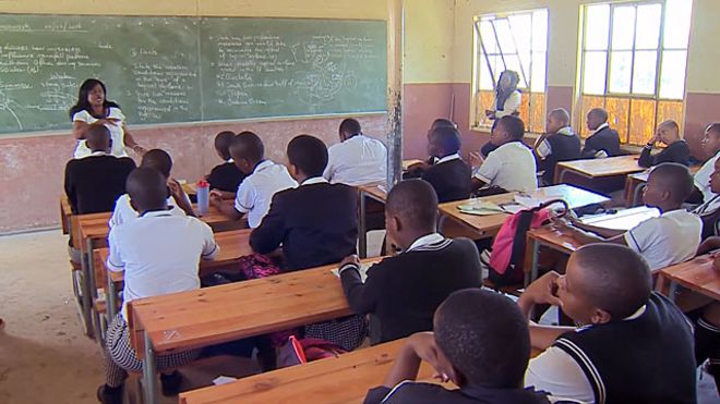 ক্লাসে সচেতন করা হচ্ছে এইচআইভি সম্পর্কে