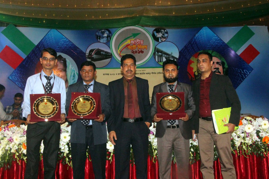 সম্প্রতি রাজধানীর আগারগাঁওয়ে নির্মাণাধীন জাতীয় রাজস্ব ভবনে অনুষ্ঠিত ’জাতীয় ভ্যাট দিবস ও ভ্যাট সপ্তাহ’-এ ঢাকার চারটি ভ্যাট কমিশনারেটের আওতায় এনবিআর কর্তৃক পুরস্কার প্রাপ্ত ৩টি ওয়ালটন প্লাজার প্রতিনিধিদের সাথে ওয়ালটন গ্রুপের নির্বাহী পরিচালক (পলিসি, এইচআরএম অ্যান্ড অ্যাডমিন) এস এম জাহিদ হাসান।
